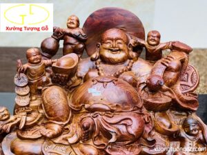 Di Lặc ngũ tiểu ngồi đống tiền gỗ cẩm.