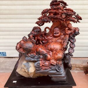 Tượng Phật Di Lặc Đứng Gốc Cây Tùng