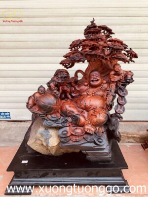 Tượng Phật Di Lặc Đứng Gốc Cây Tùng