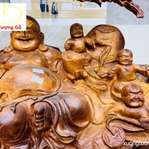 Di Lặc ngũ tiểu ngồi tùng gỗ hương ta.