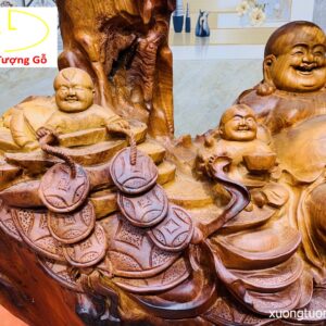 Di Lặc ngũ tiểu ngồi tùng gỗ hương ta.