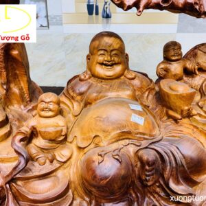 Di Lặc ngũ tiểu ngồi tùng gỗ hương ta.