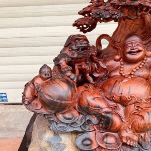 Tượng Phật Di Lặc Đứng Gốc Cây Tùng