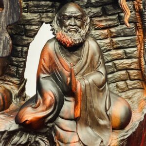 Đạt Ma Sư Tổ ngồi thiền dưới Tùng Gỗ Trắc