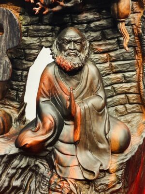 Đạt Ma Sư Tổ ngồi thiền dưới Tùng Gỗ Trắc