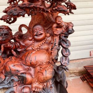 Tượng Phật Di Lặc Đứng Gốc Cây Tùng