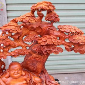 Tượng Di Lặc Ngồi Dưới  Cây Tùng