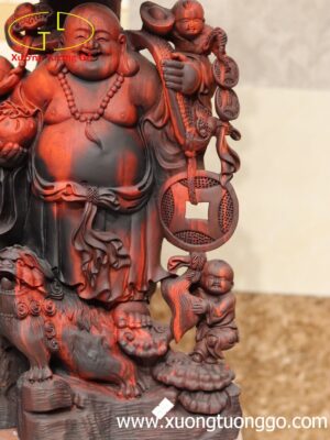 Di Lặc đứng bao ngũ tiểu( ngũ phúc) vác cành đào gỗ trắc.
