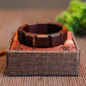 Vòng Tay Gỗ Bách Xanh Bản Vuông