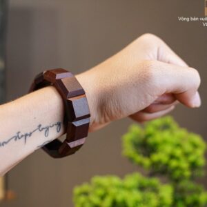 Vòng Tay Gỗ Bách Xanh Bản Vuông