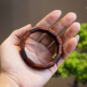 Vòng Tay Gỗ Bách Xanh Bản Vuông