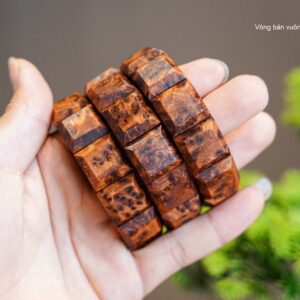 Vòng Tay Gỗ Nu Ngọc Am Nổi Bản Vuông
