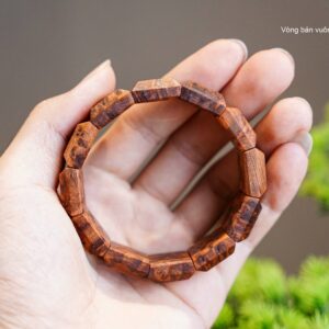 Vòng Tay Gỗ Nu Ngọc Am Nổi Bản Vuông