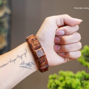 Vòng Tay Gỗ Nu Ngọc Am Nổi Bản Vuông