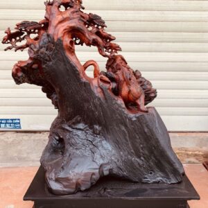 Tượng Phật Di Lặc Đứng Gốc Cây Tùng