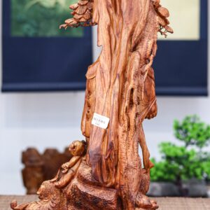 Di lạc đứng dưới gốc cây tùng gỗ sưa