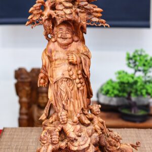Di lạc đứng dưới gốc cây tùng gỗ sưa
