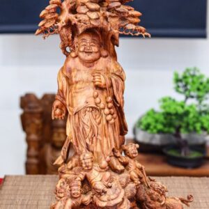 Di lạc đứng dưới gốc cây tùng gỗ sưa