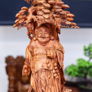 Di lạc đứng dưới gốc cây tùng gỗ sưa
