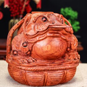 Thiềm thừ gỗ hương ngồi trong giỏ