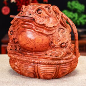 Thiềm thừ gỗ hương ngồi trong giỏ