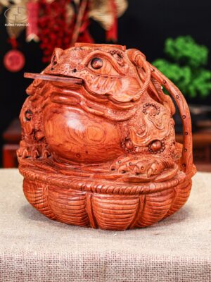 Thiềm thừ gỗ hương ngồi trong giỏ
