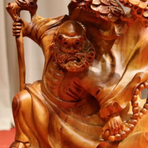 Tượng Đạt Ma Múa Võ Đứng Dưới Gốc Tùng Gỗ Hương