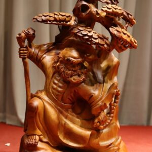 Tượng Đạt Ma Múa Võ Đứng Dưới Gốc Tùng Gỗ Hương