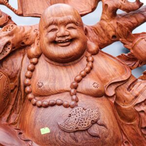Di Lặc kéo bao gỗ hương
