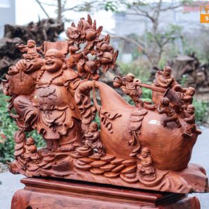 Di Lặc kéo bao gỗ hương