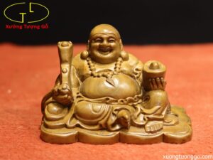 Tượng Di Lặc Nâng Gậy Như Ý Để Ô Tô Gỗ Bách Xanh