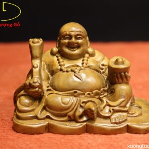 Tượng Di Lặc Nâng Gậy Như Ý Để Ô Tô Gỗ Bách Xanh