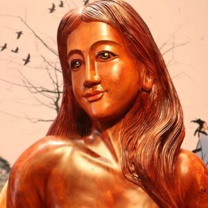 Tượng Cô Gái Gỗ Xà Cừ