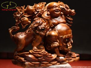 Tượng Di Lặc Vác Đào Ngồi Cạnh Nghê Gỗ Hương