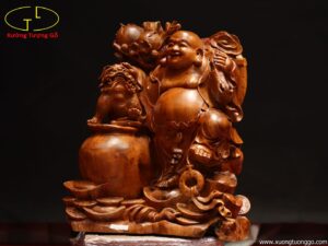 Tượng Phật Di Lặc Vác Đào Đứng Cạnh Nghê Gỗ Hương