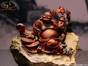 Tượng Di Lặc Ngồi Đá