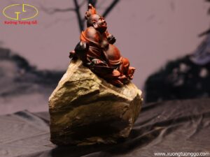 Tượng Di Lặc Ngồi Đá