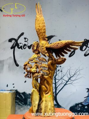 Đại Bàng Săn Mồi Đứng Cây Tùng Gỗ Hương