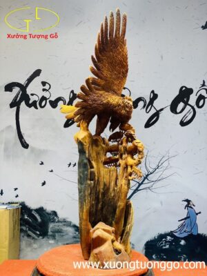Đại Bàng Săn Mồi Đứng Cây Tùng Gỗ Hương
