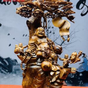 Tượng Di Lặc ngồi gốc cây tùng