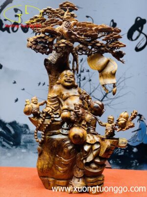 Tượng Di Lặc ngồi gốc cây tùng