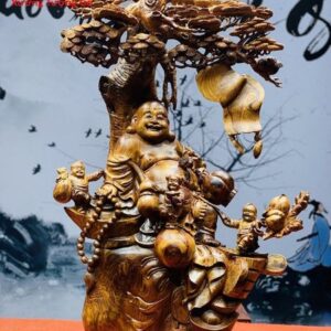 Tượng Di Lặc ngồi gốc cây tùng