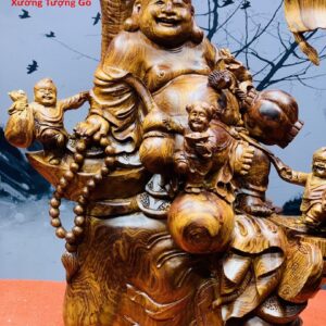 Tượng Di Lặc ngồi gốc cây tùng