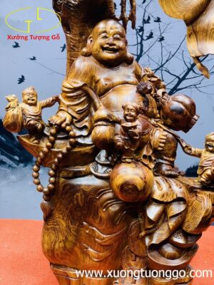 Tượng Di Lặc ngồi gốc cây tùng