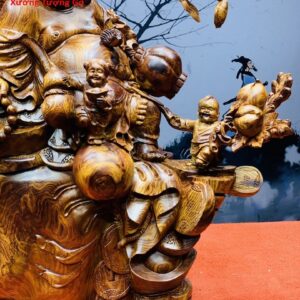 Tượng Di Lặc ngồi gốc cây tùng