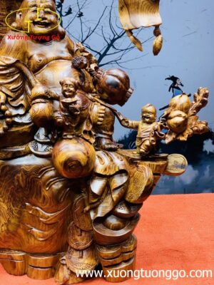 Tượng Di Lặc ngồi gốc cây tùng