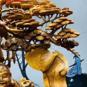 Tượng Di Lặc ngồi gốc cây tùng