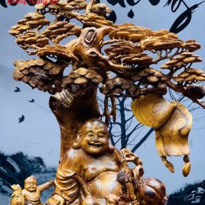 Tượng Di Lặc ngồi gốc cây tùng