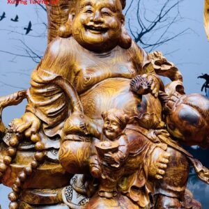 Tượng Di Lặc ngồi gốc cây tùng