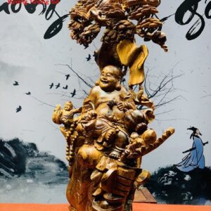 Tượng Di Lặc ngồi gốc cây tùng